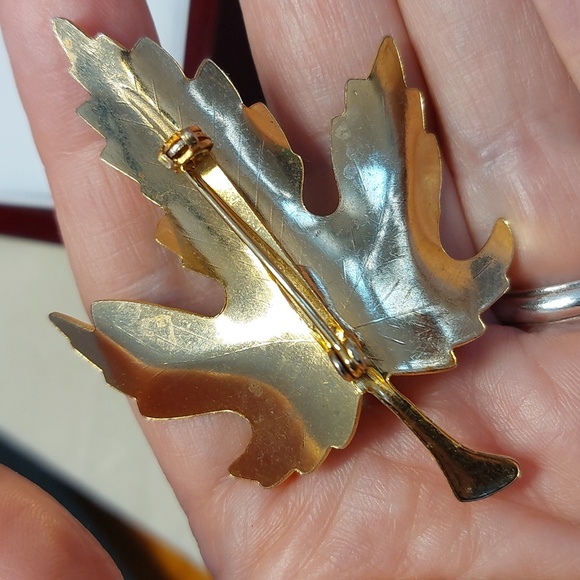 Vintage Brown Ombre Enamel Goldtone Maple Leaf Brooch - Picture 3 of 5